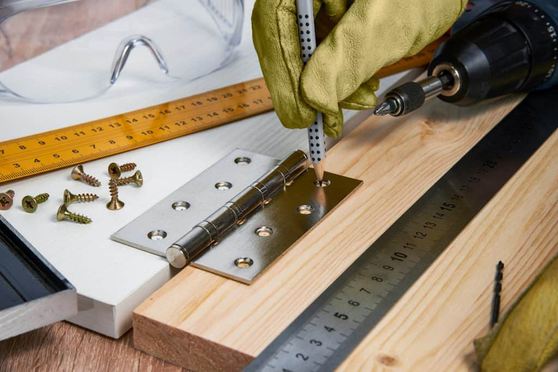 Khoan chính xác lỗ cần lắp đặt bản lề