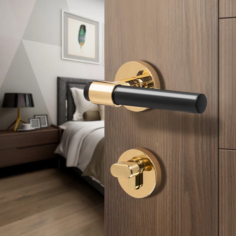 Tay nắm cửa gỗ được kết hợp từ đồng và kẽm đảm bảo an toàn và bền với thời gian